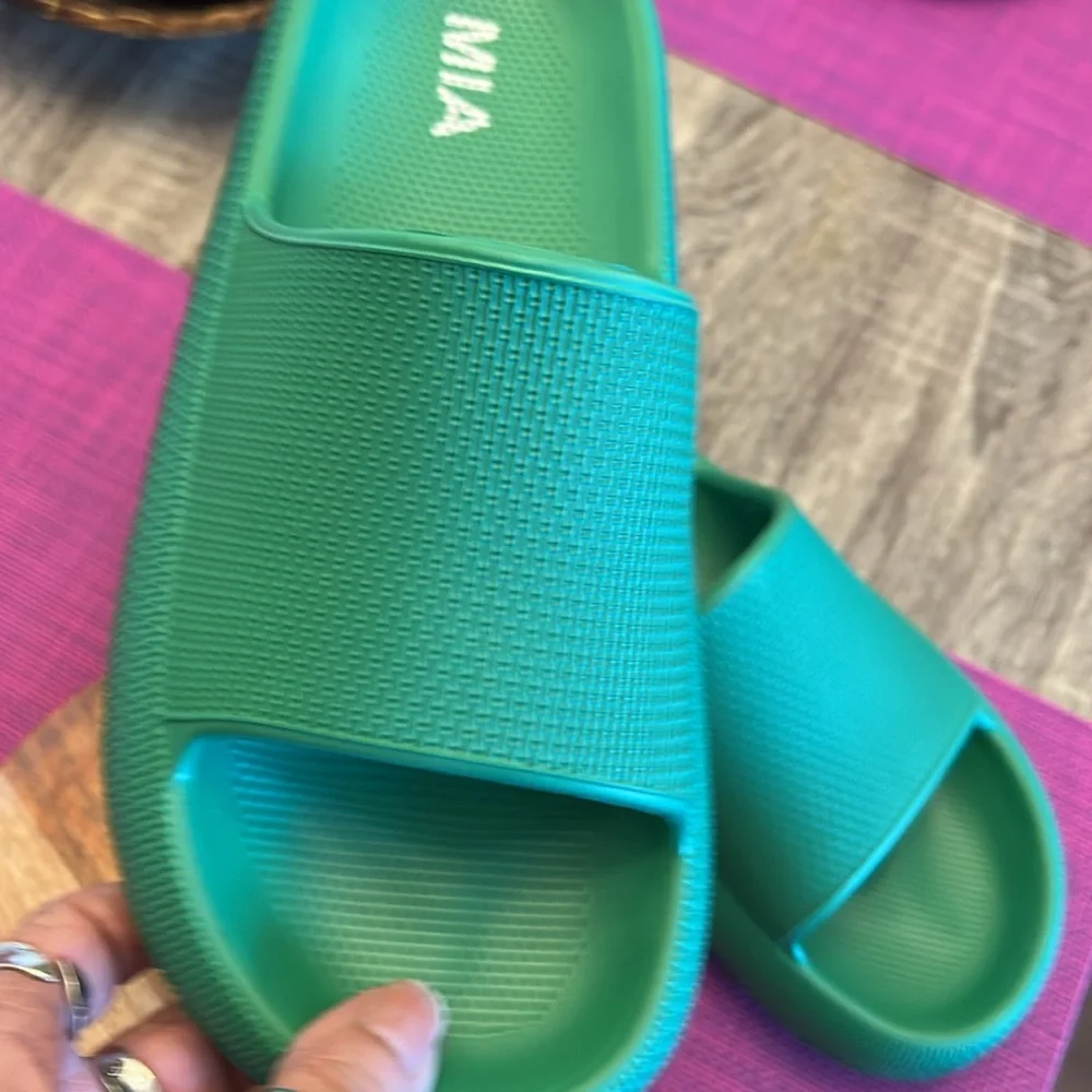 MIA slides , new, size 7 - Picture 5 of 7